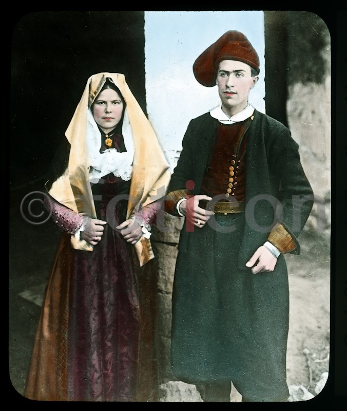 Paar in Volkstracht ; Couple in traditional costume (foticon-simon-vulkanismus-359-019.jpg)